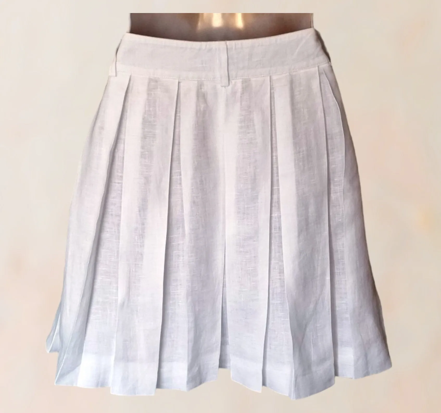 Island Company Women’s White Lined Pleated Full Short Skirt. UK 12 US 8 EU 40